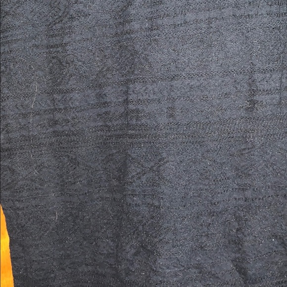 Black tank top with textured design- Medium - Picture 2 of 2